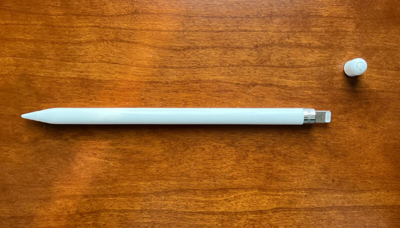 Apple Pencil(アップルペンシル)第1世代。ペン先の反対側はキャップになっていて、充電用の接続端子があります。