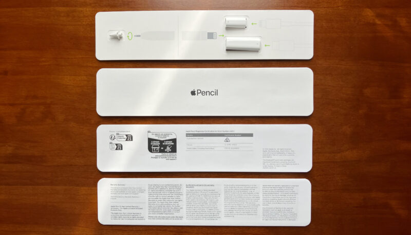 Apple Pencil(アップルペンシル)第1世代。交換用のペン先と、接続用のハブが入っています。