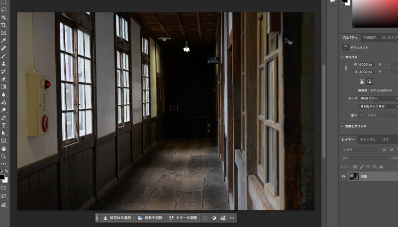 古い木造校舎に女性の幽霊を合成する